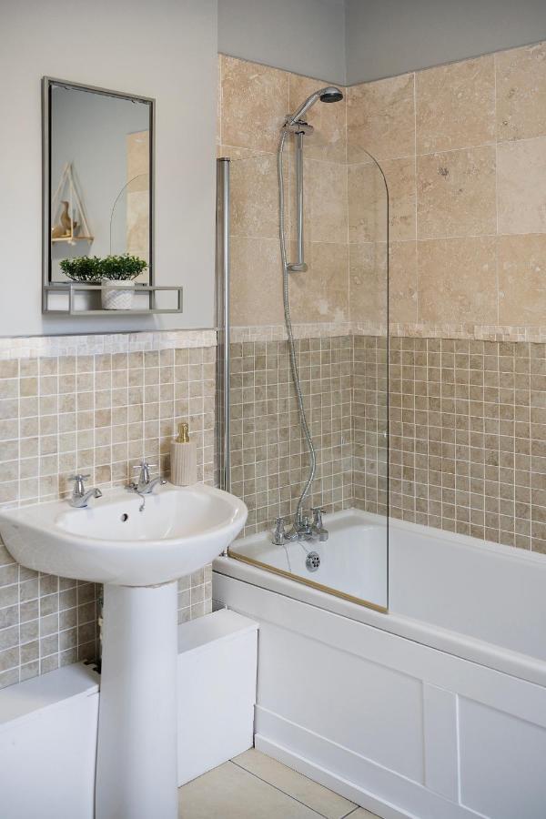 1 Bed House, Free Parking, 15 Minutes From Cheltenham Races Gloucester Luaran gambar