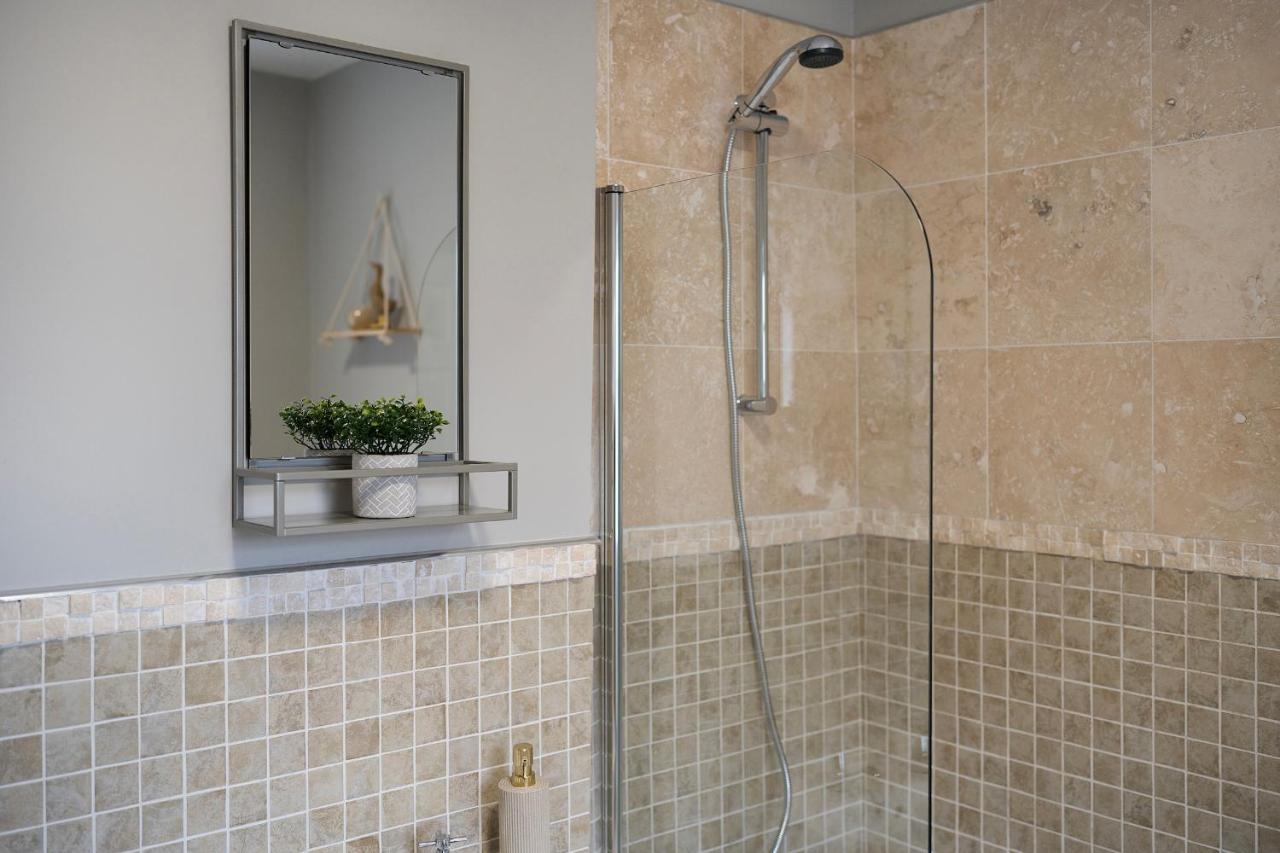 1 Bed House, Free Parking, 15 Minutes From Cheltenham Races Gloucester Luaran gambar